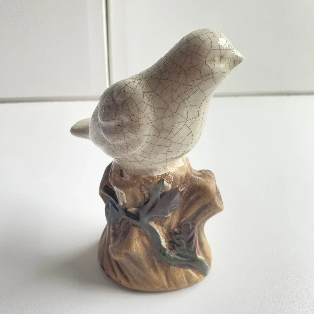 Vintage Bird On A Tree Stump Log Figurine 7.5 Crackled Porcelain White‎ Flaw